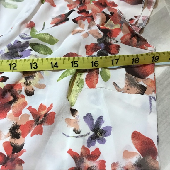 2 for $20. Reitmans Floral V-Neck Blouse Medium - Picture 7 of 9